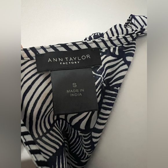 LOFT Factory Blouse. Perfect for work outfit. - Picture 4 of 4